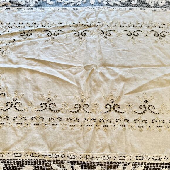 Beautiful Vintage Two Tone Lace Tablecloth  66x81" scalloped & lace edges - Picture 3 of 13